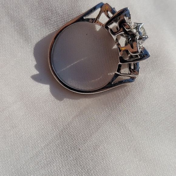 Vintage White Gold Flower Diamond Ring - Picture 4 of 9